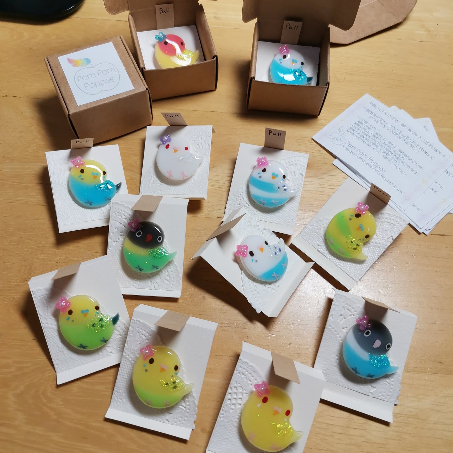 ブローチ お花とインコ ボタンインコ ブルー