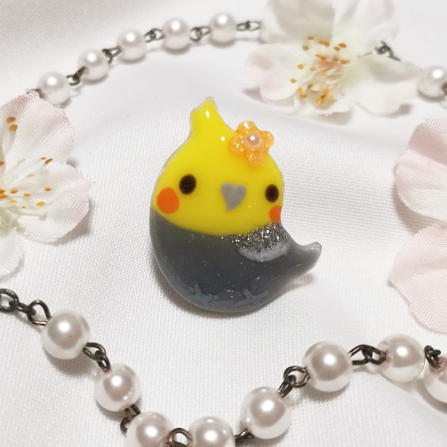 ブローチ お花とインコ オカメインコ グレー