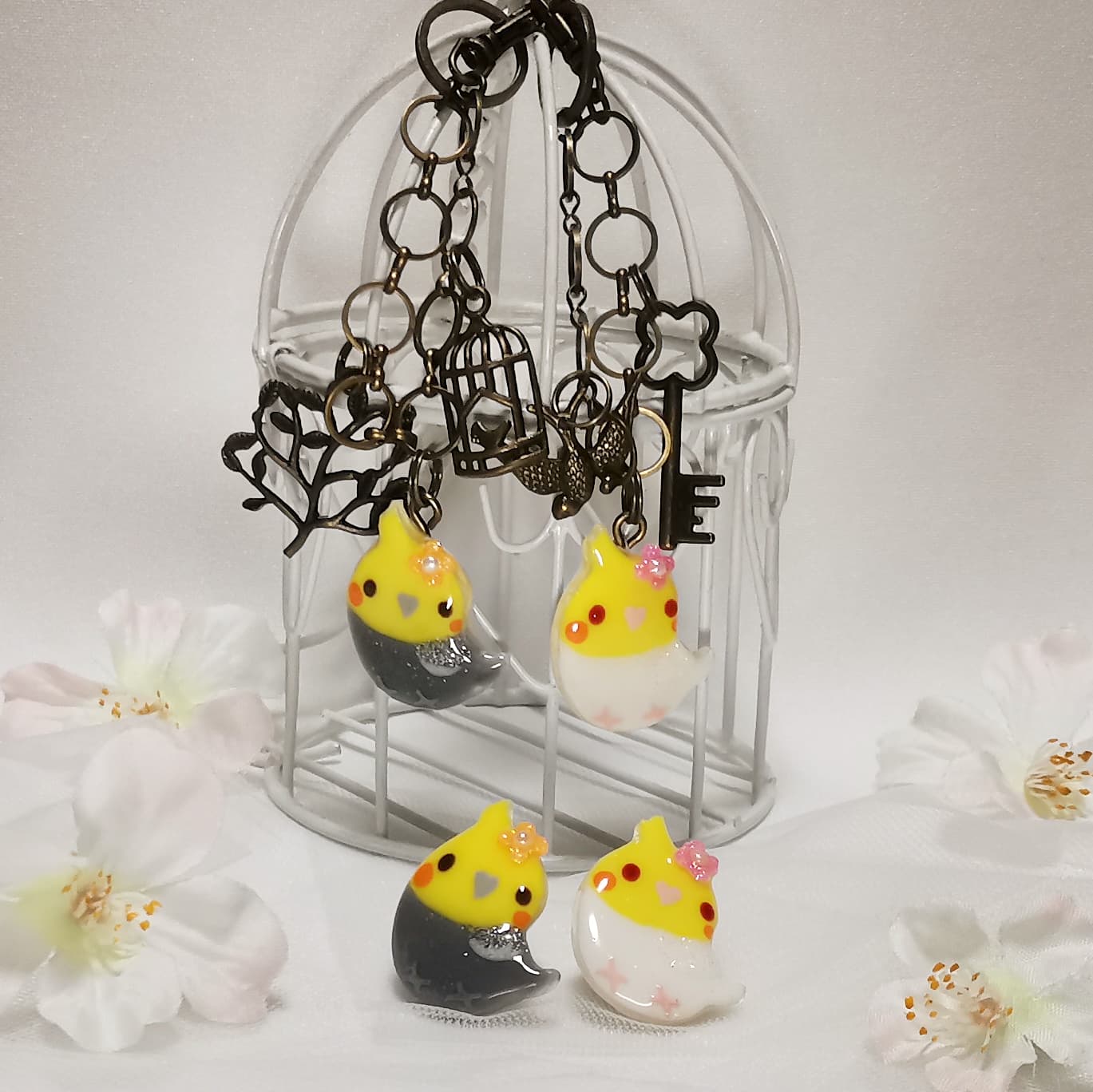 バッグチャーム お花とインコ オカメインコ グレー