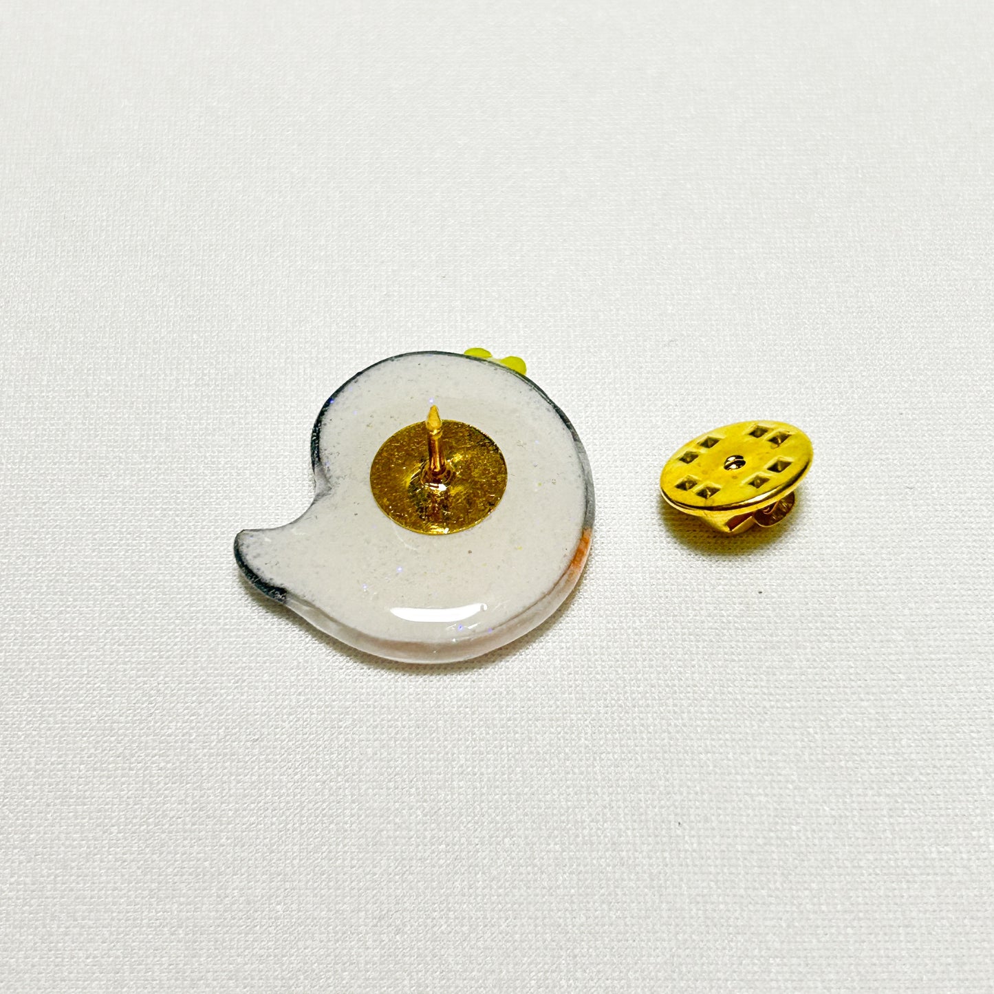 ブローチ お花とインコ オカメインコ ルチノー