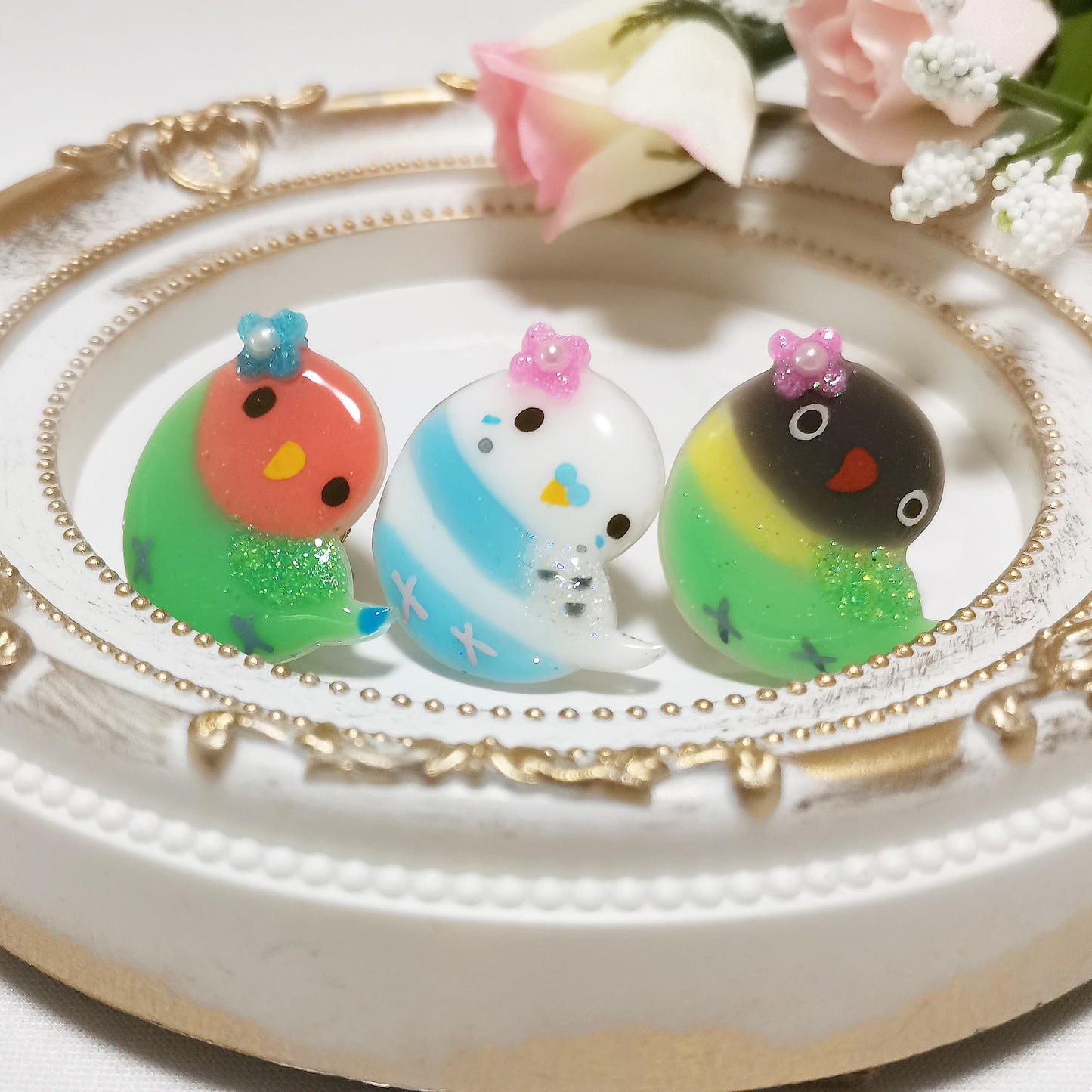 ブローチ お花とインコ セキセイインコ パイドグリーン