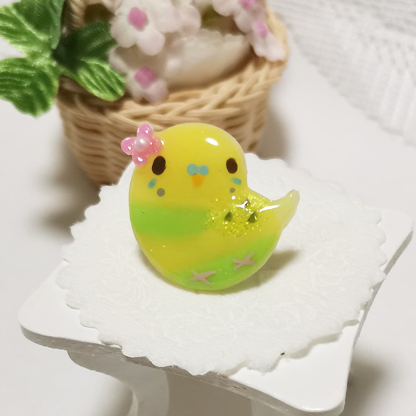 ブローチ　お花とインコ セキセイインコ パイドグリーン