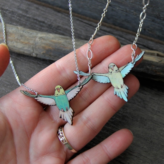 レザーネックレス セキセイインコ 飛 行中 スモールサイズ - 小鳥雑貨専門のお店 スウィート・バーディー・ブティック