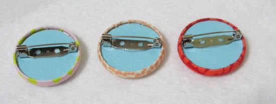 くるみボタンブローチ オカメインコ、シロハラインコ、ズグロシロハラインコ、ヨウム、セキセイインコ、キンカチョウ、文鳥 - 小鳥雑貨専門のお店 スウィート・バーディー・ブティック