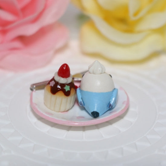 ミニチュア いちごカップケーキプレート セキセイインコ ブルー - 小鳥雑貨専門のお店 スウィート・バーディー・ブティック