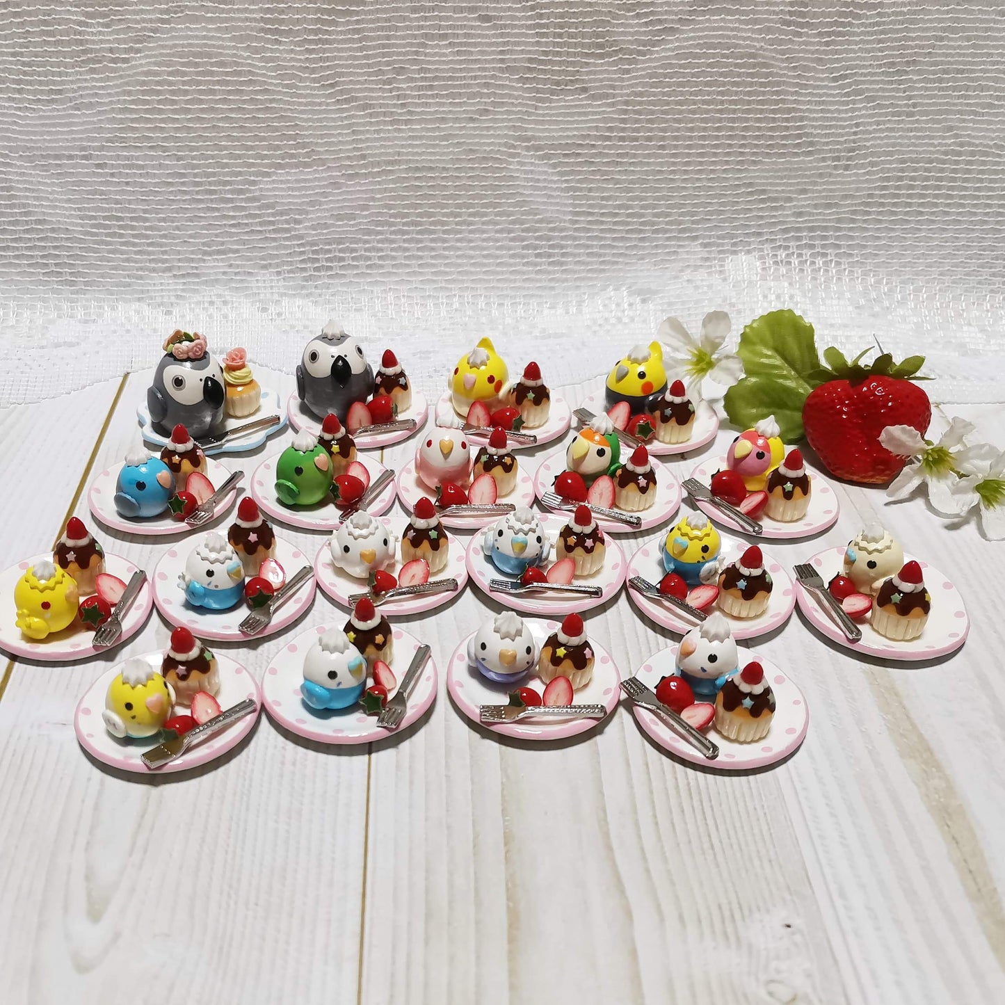 ミニチュア いちごカップケーキプレート 羽衣セキセイインコ レインボー