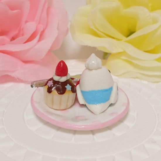 ミニチュア いちごカップケーキプレート セキセイインコ パイド ブルー - 小鳥雑貨専門のお店 スウィート・バーディー・ブティック