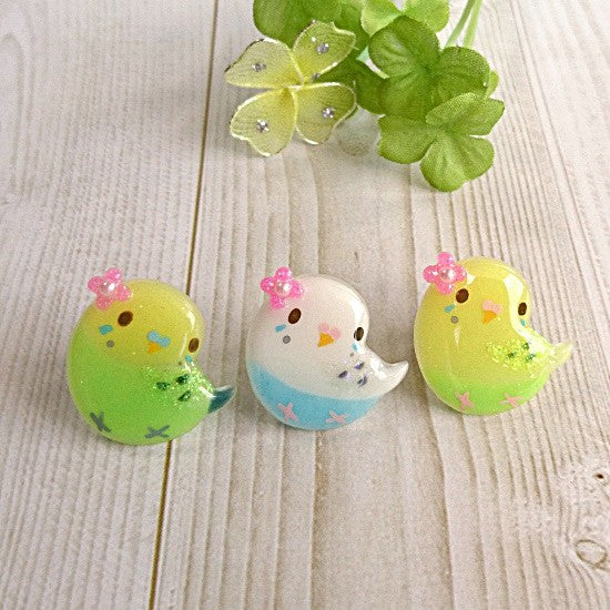 ブローチ お花とインコ セキセイインコ 白ハルクイン