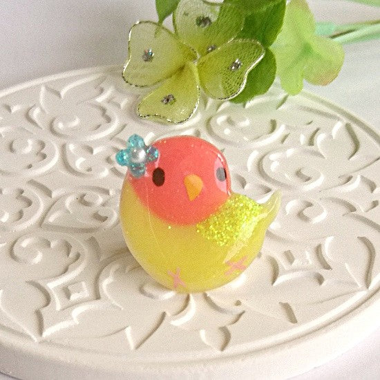 ブローチ お花とインコ コザクラインコ イエロー