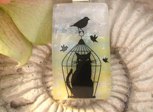 ガラスフュージング ペンダント 猫を捕まえた小鳥たち - 小鳥雑貨専門のお店 スウィート・バーディー・ブティック