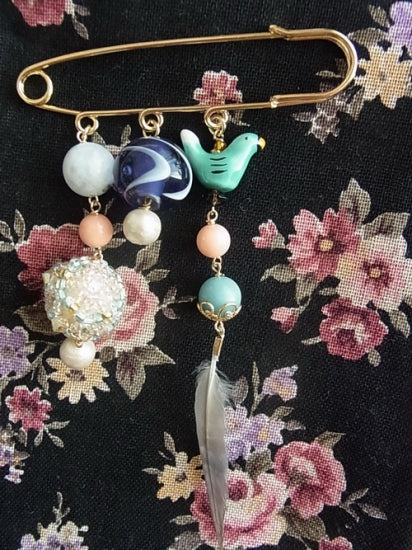 鳥羽根ブローチA - 小鳥雑貨専門のお店 スウィート・バーディー・ブティック