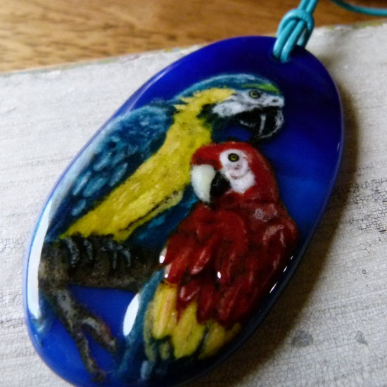 ガラスフュージングペンダント コンゴウインコ - 小鳥雑貨専門のお店 スウィート・バーディー・ブティック