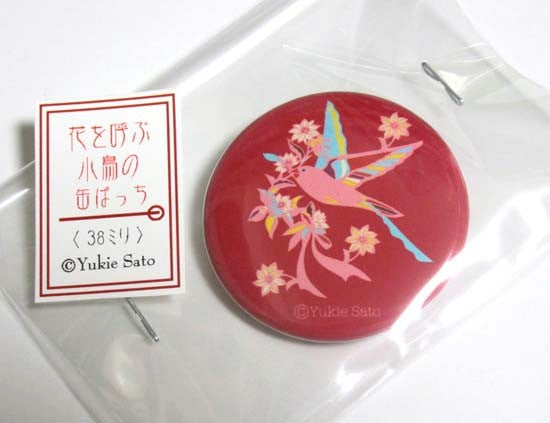 花を呼ぶ小鳥 缶バッジ 38mm 赤 - 小鳥雑貨専門のお店 スウィート・バーディー・ブティック