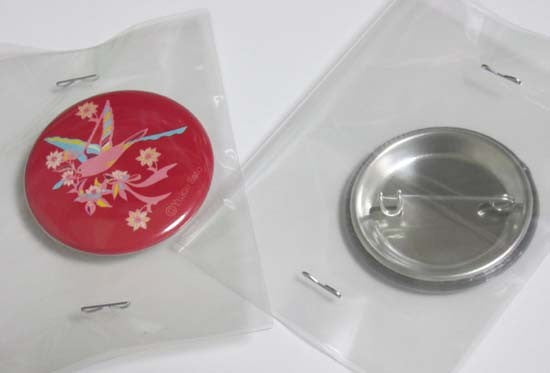 花を呼ぶ小鳥 缶バッジ 38mm 赤 - 小鳥雑貨専門のお店 スウィート・バーディー・ブティック
