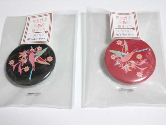 サトウユキエ 花を呼ぶ小鳥 缶バッジ 38mm 黒 - 小鳥雑貨専門のお店 スウィート・バーディー・ブティック
