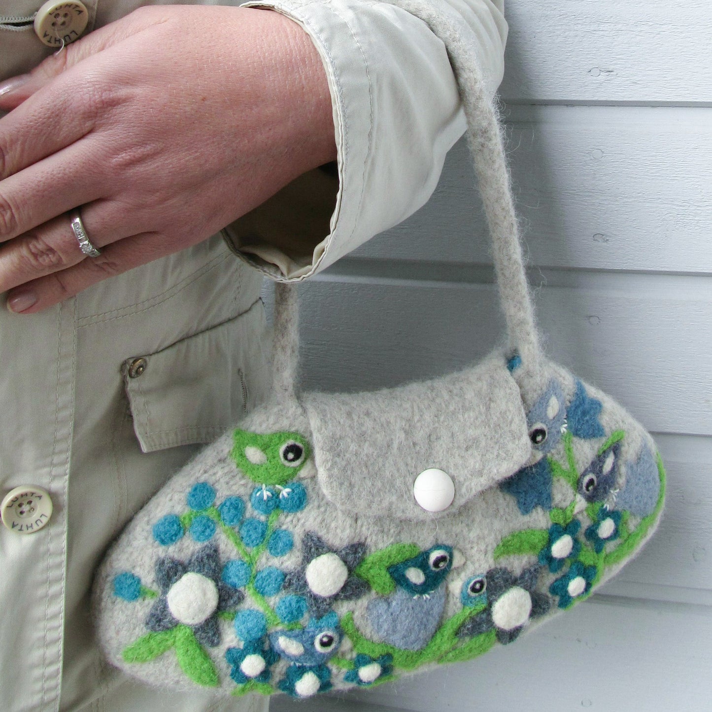お花と小鳥いっぱいの羊毛フェルトバッグ ライトグレー - 小鳥雑貨専門のお店 スウィート・バーディー・ブティック