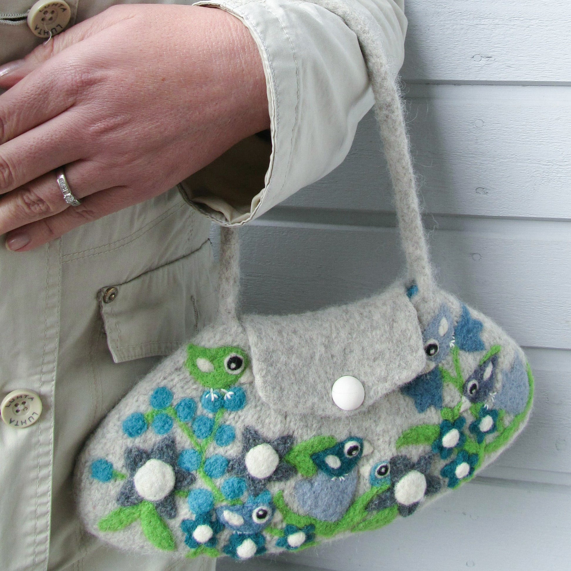お花と小鳥いっぱいの羊毛フェルトバッグ ライトグレー - 小鳥雑貨専門のお店 スウィート・バーディー・ブティック