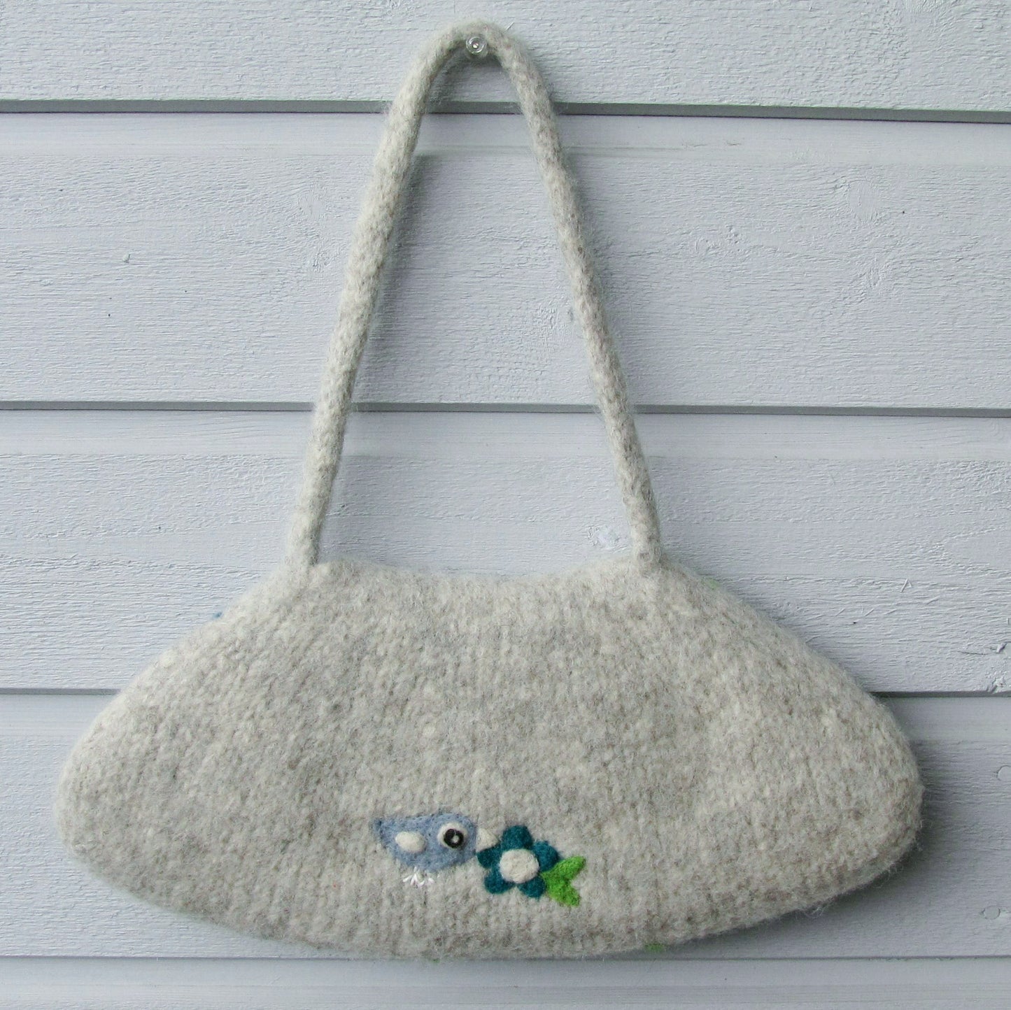 お花と小鳥いっぱいの羊毛フェルトバッグ ライトグレー - 小鳥雑貨専門のお店 スウィート・バーディー・ブティック