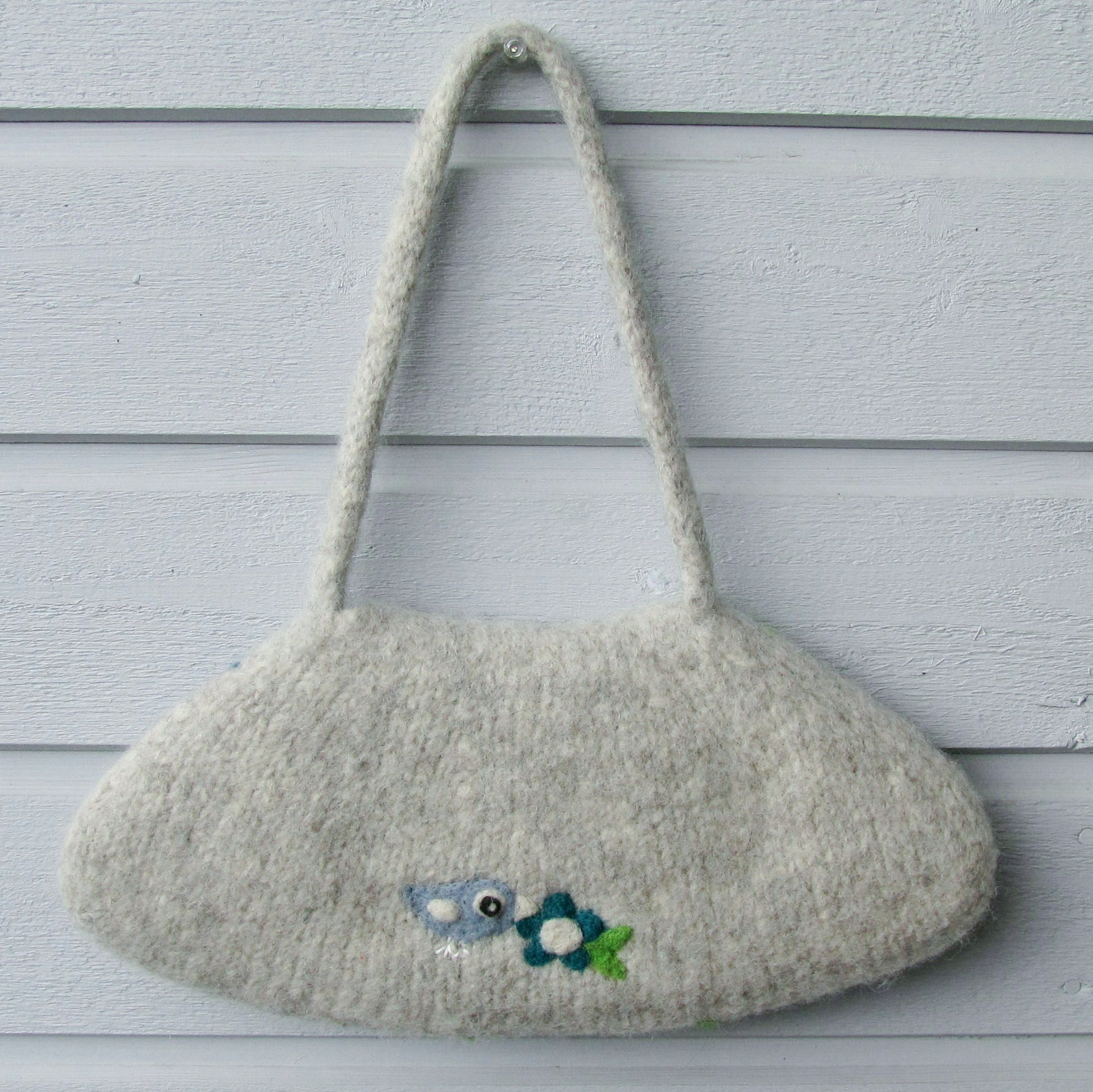 お花と小鳥いっぱいの羊毛フェルトバッグ ライトグレー - 小鳥雑貨専門のお店 スウィート・バーディー・ブティック