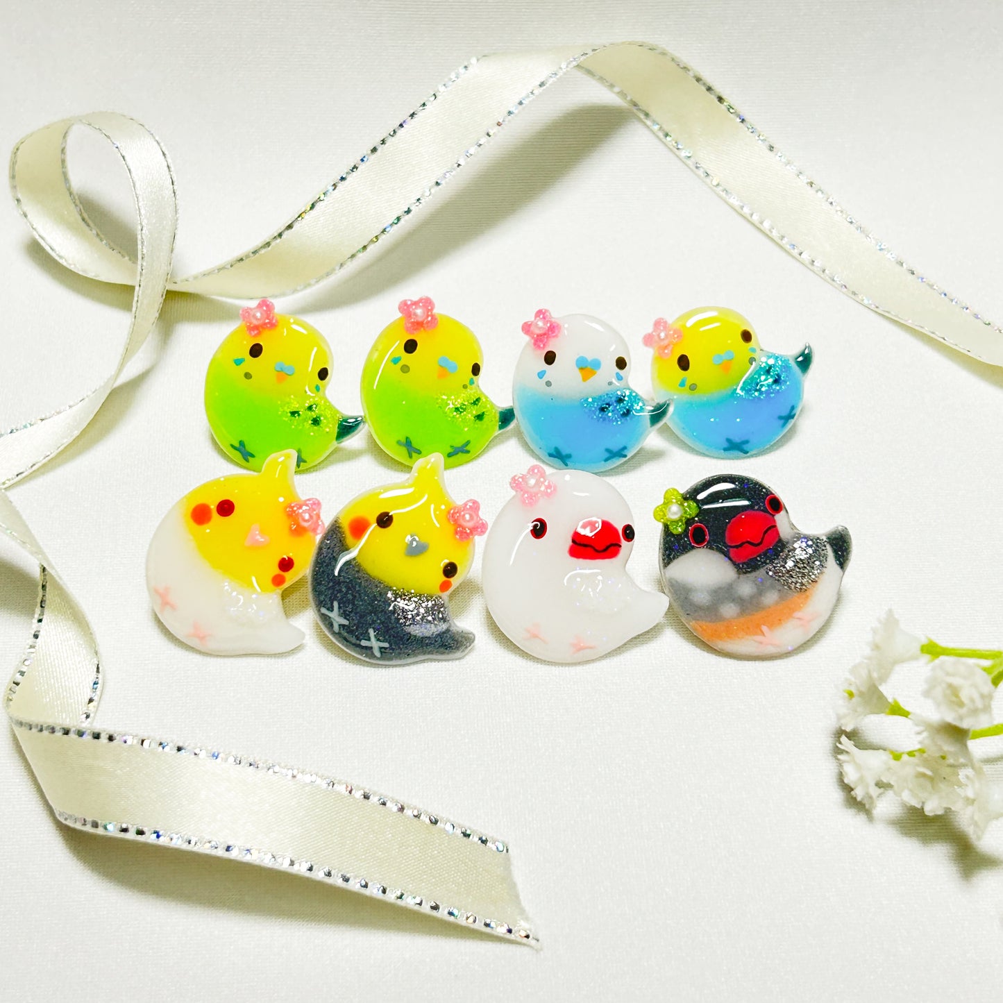 ブローチ　お花とインコ セキセイインコ レインボー