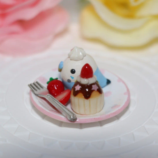 ミニチュア いちごカップケーキプレート セキセイインコ ブルー - 小鳥雑貨専門のお店　スウィート・バーディー・ブティック
