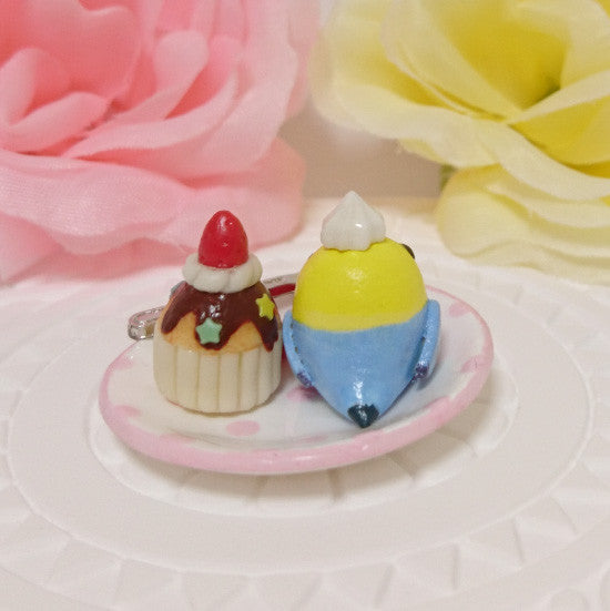 ミニチュア いちごカップケーキプレート セキセイインコ レインボー - 小鳥雑貨専門のお店　スウィート・バーディー・ブティック