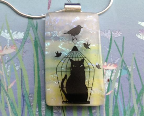 ガラスフュージング　ペンダント　猫を捕まえた小鳥たち - 小鳥雑貨専門のお店　スウィート・バーディー・ブティック