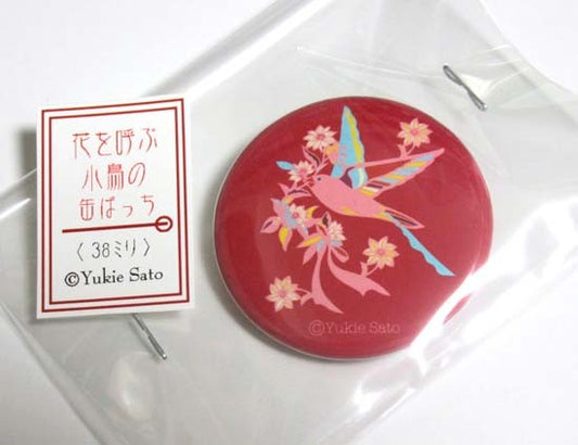 花を呼ぶ小鳥 缶バッジ 38mm 赤 - 小鳥雑貨専門のお店 スウィート・バーディー・ブティック