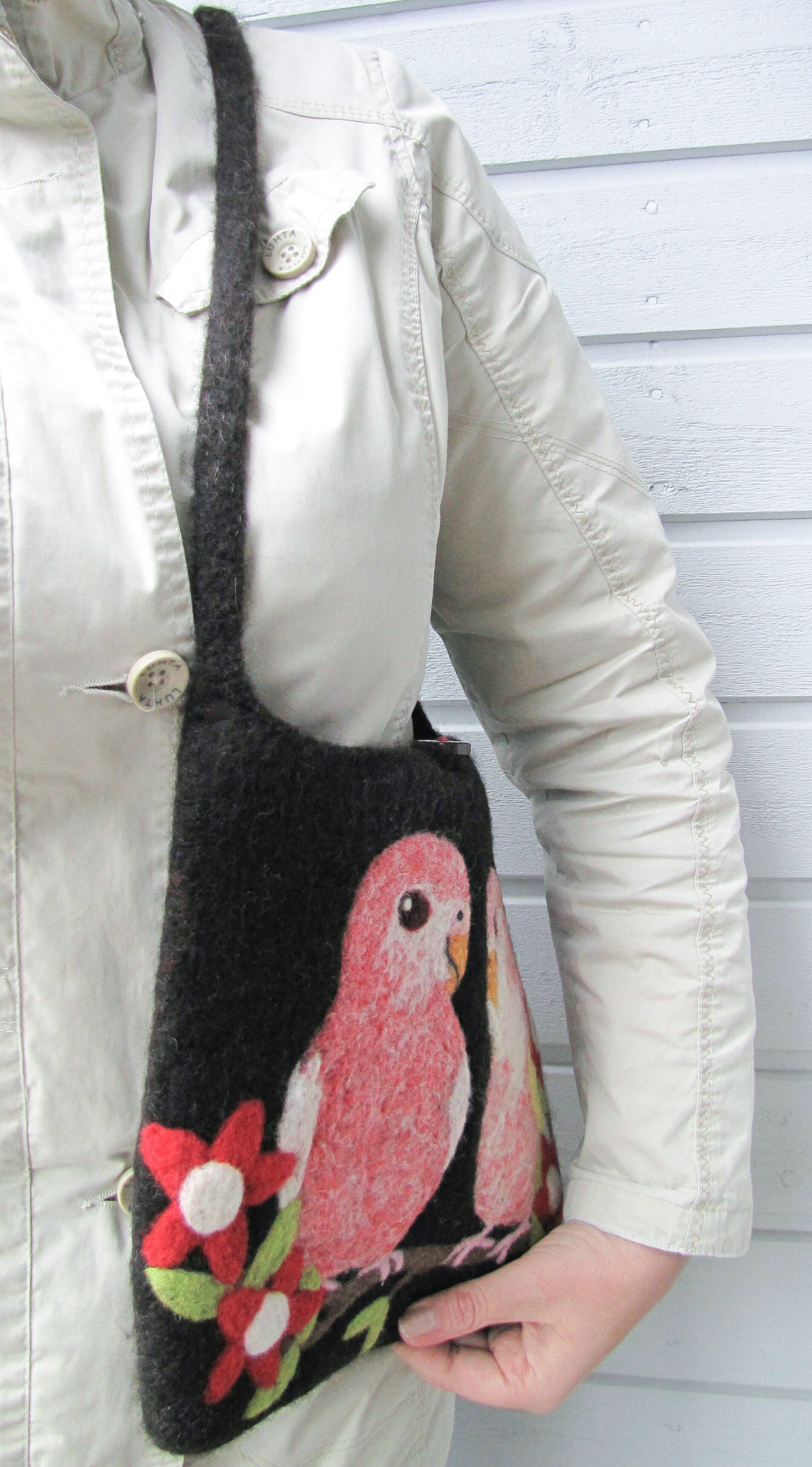 愛鳥コレクション　羊毛フェルトバッグ　アキクサインコ　ラージサイズ - 小鳥雑貨専門のお店　スウィート・バーディー・ブティック